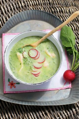Radieschenblättersuppe mit Saibling Radieschenblättersuppe mit Saibling