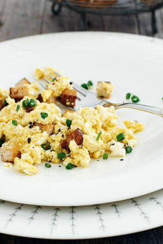 Rührtofu mit Knusperwürfeln Rührtofu mit Knusperwürfeln