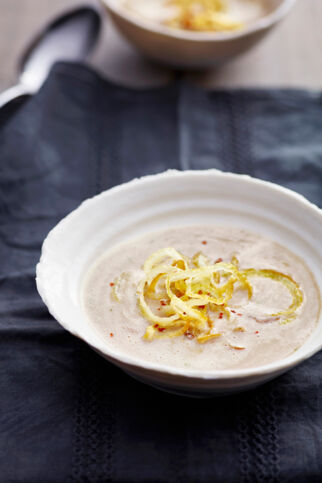 Maronensuppe mit Frittierten Chilizwiebeln Maronensuppe mit Frittierten Chilizwiebeln