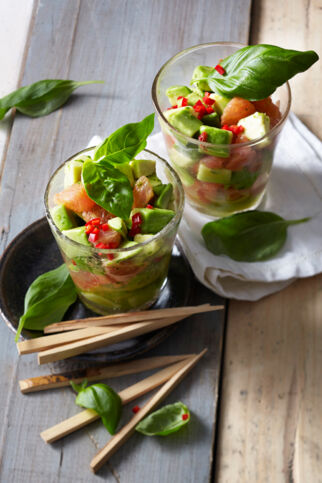 Avocado-Grapefruit-Salat mit Basilikum Avocado-Grapefruit-Salat mit Basilikum