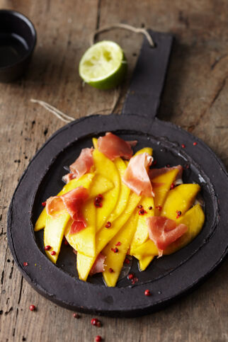 Mangocarpaccio mit Luftgetrocknetem Schinken Mangocarpaccio mit Luftgetrocknetem Schinken