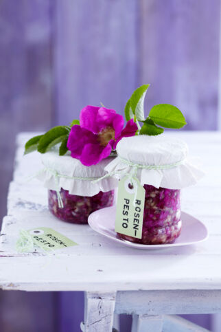 Rosen-Pesto mit Mandeln