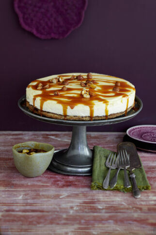 Cheesecake mit Nüssen und Karamellsauce Cheesecake mit Nüssen und Karamellsauce