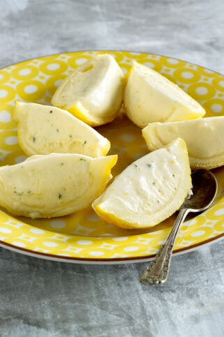 Zitronenparfait in der Frucht Zitronenparfait in der Frucht