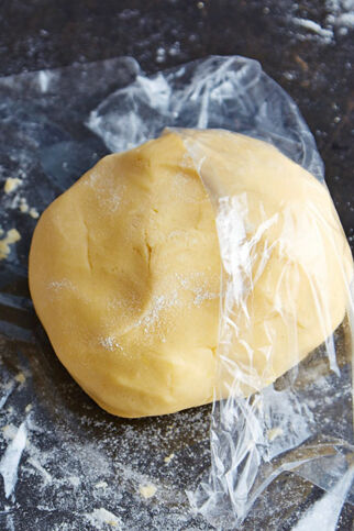 Mürbeteig zubereiten - Step 5: Teig in Folie einwickeln und in den Kühlschrank legen. Mürbeteig - in Folie