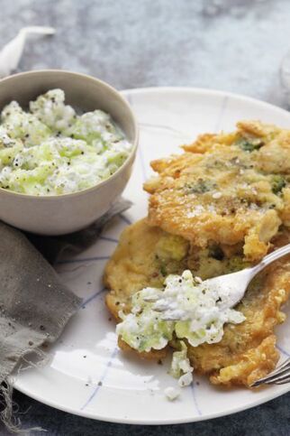 Brokkoli-Fritters mit Tsatsiki Brokkoli-Fritters mit Tsatsiki