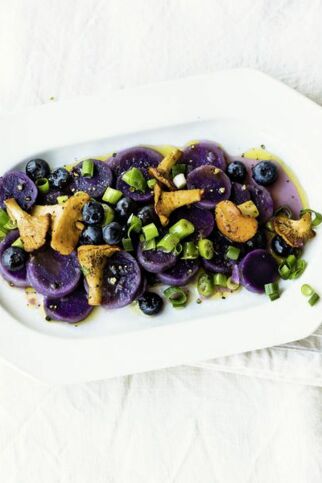 Blauer Kartoffelsalat mit Pilz-Vinaigrette Blauer Kartoffelsalat mit Pilz-Vinaigrette