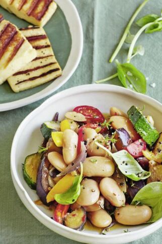 Gemüse-Bohnen-Salat mit gegrilltem Halloumi