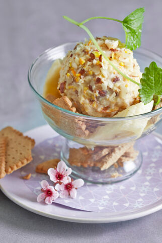 Haselnusseis im Knuspermantel Haselnusseis im Knuspermantel