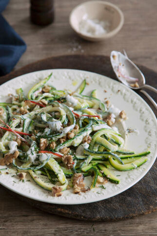 Zucchinisalat mit Walnüssen Zucchinisalat mit Walnüssen