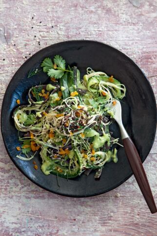 Gurken-Avocado-Salat mit Reisnudeln und Meeresspaghetti Gurken-Avocado-Salat mit Reisnudeln und Meeresspaghetti
