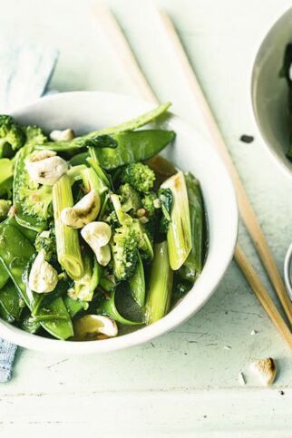 Grünes Wok-Gemüse mit Cashews Grünes Wok-Gemüse mit Cashews