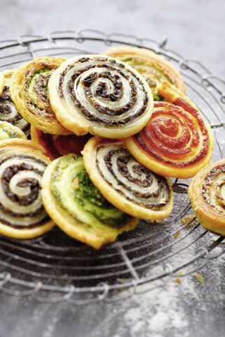 Kräuter-Teigschnecken mit Parmesan Kräuter-Teigschnecken mit Parmesan