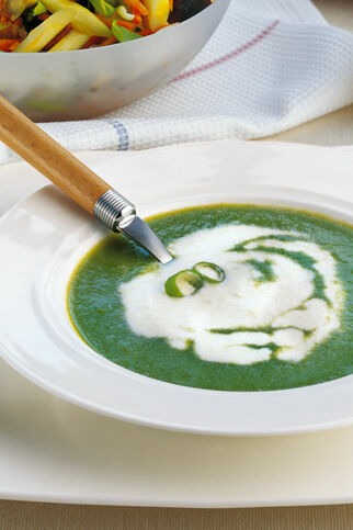 Weiß-grüne Spargelsuppe