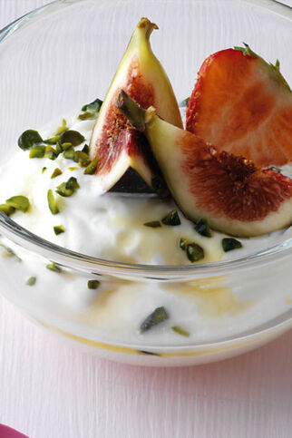 Griechischer Joghurt mit Honig und Pistazien
