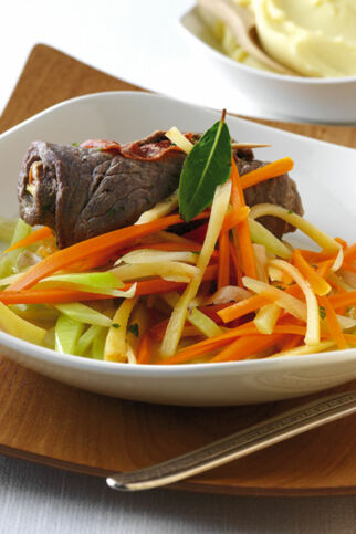 Gedämpfte Rouladen mit Wurzelgemüse