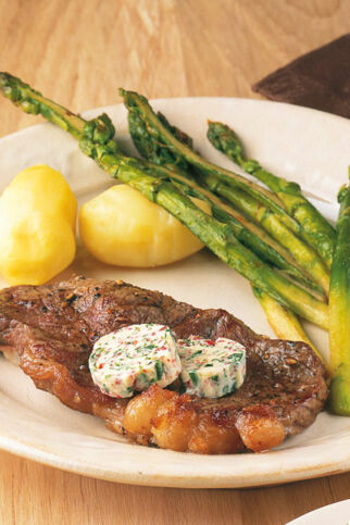 Pfeffersteak mit grünem Spargel Pfeffersteak mit grünem Spargel