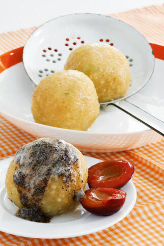Zwetschgenknödel mit Mohnbutter Zwetschgenknödel mit Mohnbutter