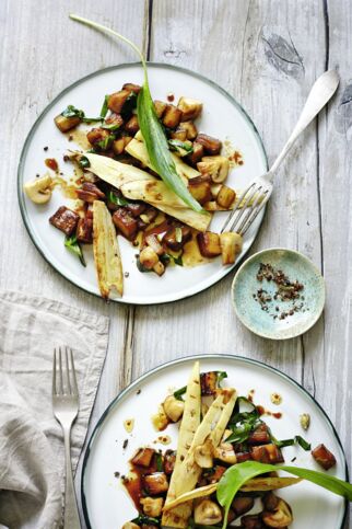 Warmer Auberginensalat mit Champignons und gegrilltem Bambus Warmer Auberginensalat mit Champignons und gegrilltem Bambus
