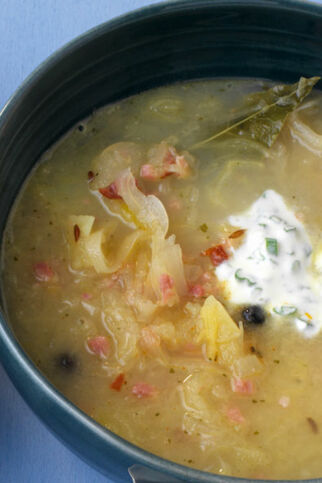 Sauerkrautsuppe mit Schnittlauchcreme Sauerkrautsuppe mit Schnittlauchcreme
