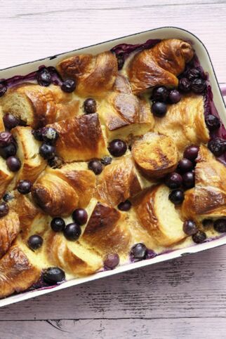 Heidelbeer-Kuchen mit Croissants Heidelbeer-Kuchen mit Croissants