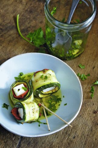 Gegrillte Zucchiniröllchen mit Feta in Olivenöl Gegrillte Zucchiniröllchen mit Feta in Olivenöl