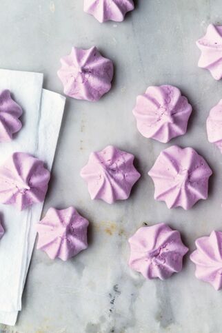Aquafaba-Baiser mit Beeren Aquafaba-Baiser mit Beeren