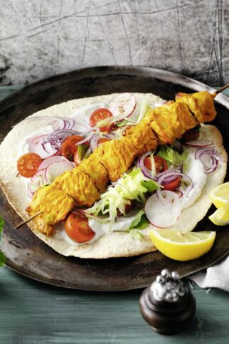 Puten-Tikka im Fladen mit Gurkensalat Puten-Tikka im Fladen mit Gurkensalat