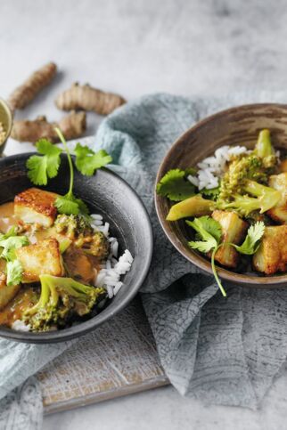 Brokkoli-Kurkuma-Masala mit Halloumi Brokkoli-Kurkuma-Masala mit Halloumi