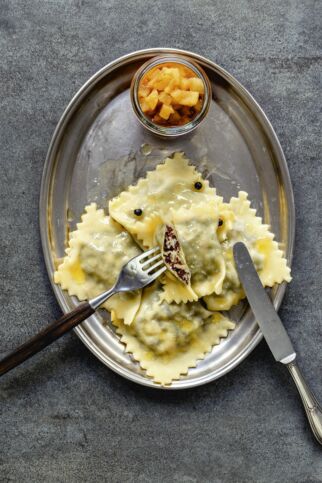 Blutwurst-Maultaschen mit Apfelkompott