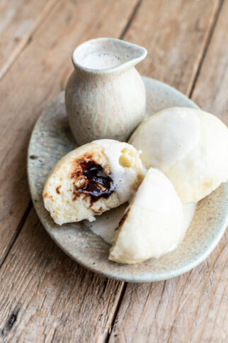 Germknödel mit Pflaumenmus und Vanillesauce Germknödel mit Pflaumenmus und Vanillesauce