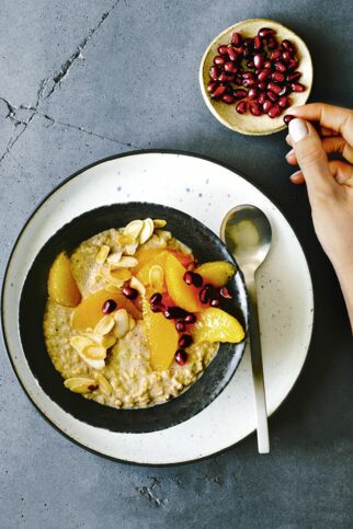 Kokos-Porridge mit Granatapfel