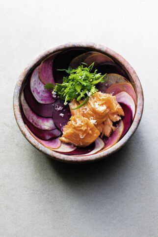 Gepickelte bunte Bete mit Apfel, Meerrettich und Räuchersaibling Gepickelte bunte Bete mit Apfel, Meerrettich und Räuchersaibling