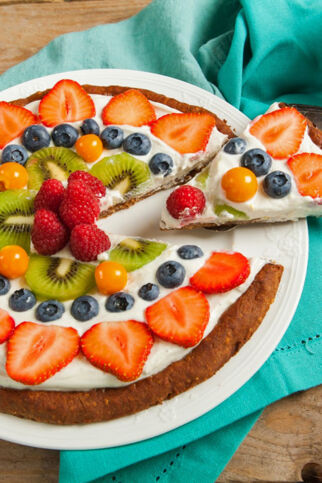 Obstpizza mit Erdbeeren, Heidelbeeren und Kiwi Obstpizza