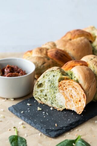 Dreifarbiger herzhafter Hefezopf Dreifarbiger herzhafter Hefezopf