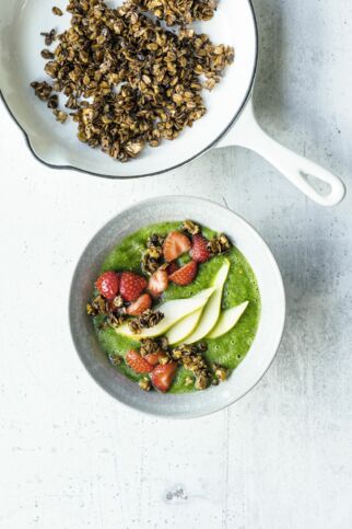 Grüne Smoothie-Bowl mit Crunch