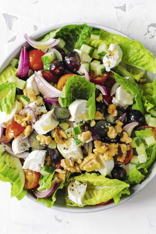 Salat mit Ziegenkäse, Trauben und Walnüssen Salat mit Ziegenkäse, Trauben und Walnüssen