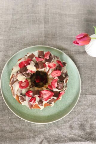 Gugelhupf Kuchen mit Topping aus weißer Schokolade, Yogurette Stückchen und gefriergetrockneten Erdbeeren Erdbeer-Yogurette-Kuchen