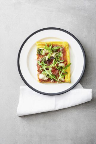 Polenta-Pizza mit Tomaten, Zwiebeln und Pesto Polenta-Pizza mit Tomaten, Zwiebeln und Pesto