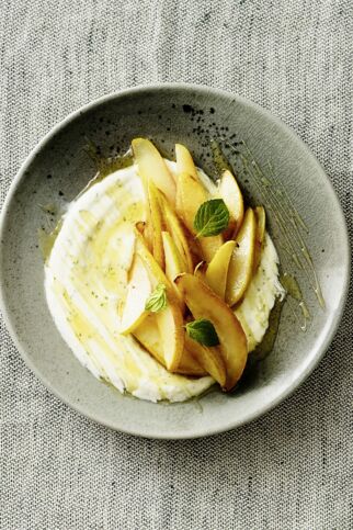 Honigjoghurt mit gebratenen Birnen Honigjoghurt mit gebratenen Birnen