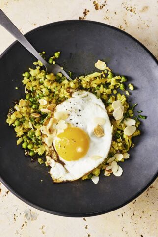 Blumenkohlreis-Pilaf mit Spiegelei
