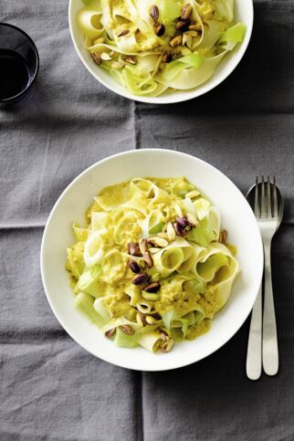 Lauchnudeln mit Currysahne und Pistazien Lauchnudeln mit Currysahne und Pistazien
