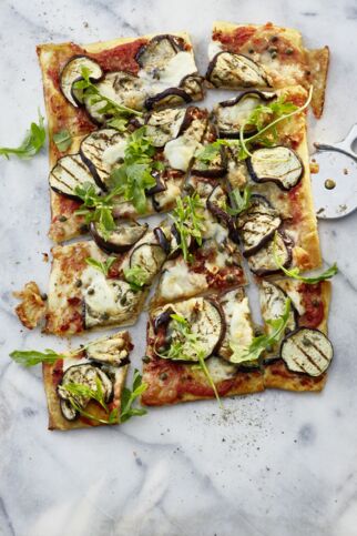 Pizza mit gegrillter Aubergine und Kapern Pizza mit gegrillter Aubergine und Kapern