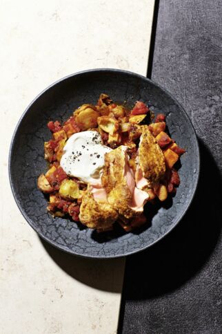 Süßkartoffel-Rosenkohl-Curry mit pochiertem Lachs