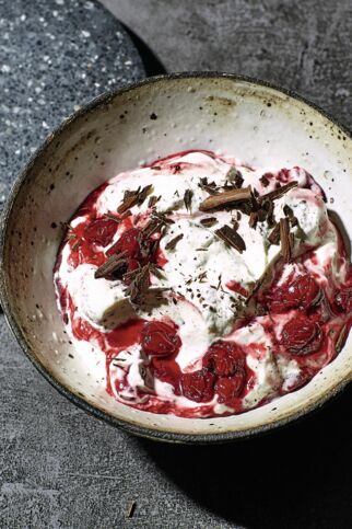 Stracciatella-Creme mit Kirschgrütze Stracciatella-Creme mit Kirschgrütze