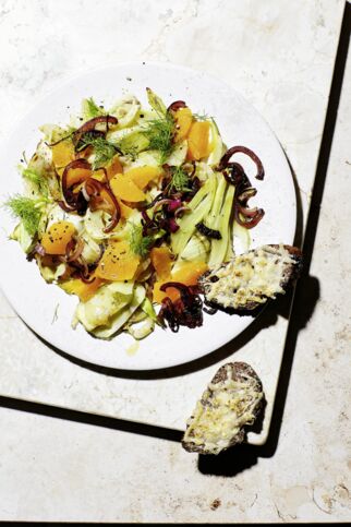 Warmer Fenchel-Orangen-Salat mit Parmesan-Crostini Warmer Fenchel-Orangen-Salat mit Parmesan-Crostini