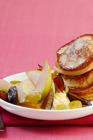 Buttermilch-Plinsen mit Obstsalat