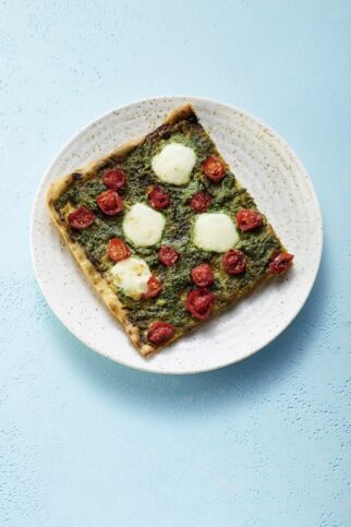 Pizza mit Pesto und Tomaten