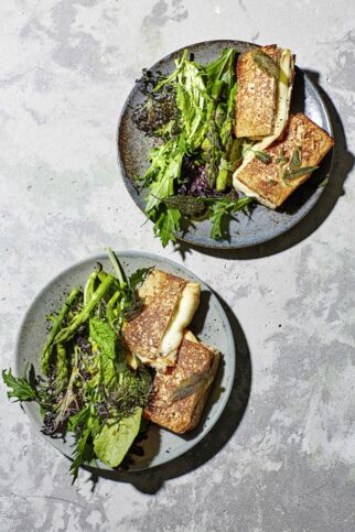 Scamorza-French-Toast mit Pflücksalat Scamorza-French-Toast mit Pflücksalat