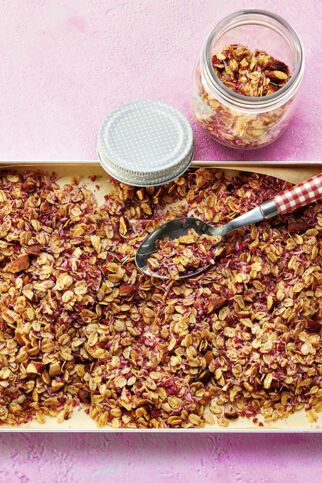 Himbeer-Granola mit Kokos und Mandeln